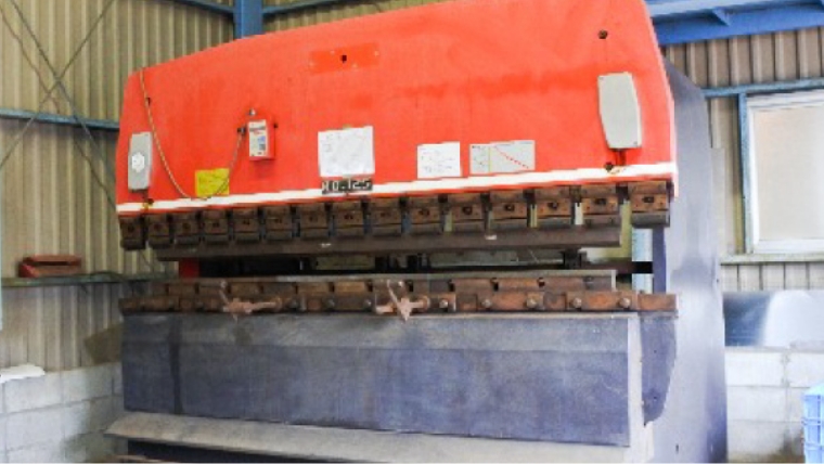 AMADA　油圧プレス